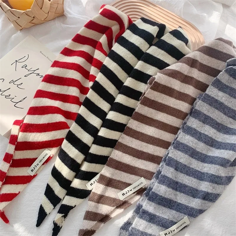 Koreanischer Streifen-Dreiecksschal aus 100 % Wolle, dreieckiger Schal für Männer und Frauen, britisches Nischen-Kopftuch, gestrickt, multifunktionaler warmer Schal – Detail 1