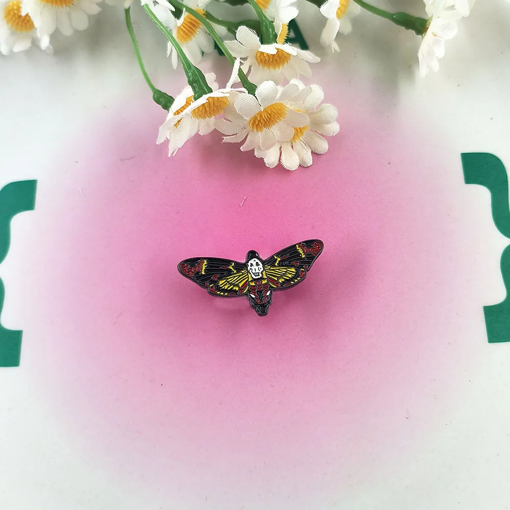 الظلام غامض Acherontia Styx بروش الفيلم الإبداعي الطرفية المينا دبوس مجوهرات الأزياء الملابس العصرية يقترن شارة هدية