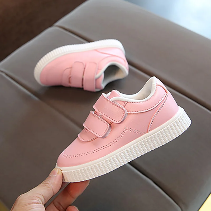 Çocuklar sneakers erkek ayakkabı kız eğitmenler çocuk deri ayakkabı beyaz siyah okul ayakkabısı pembe rahat esnek taban moda