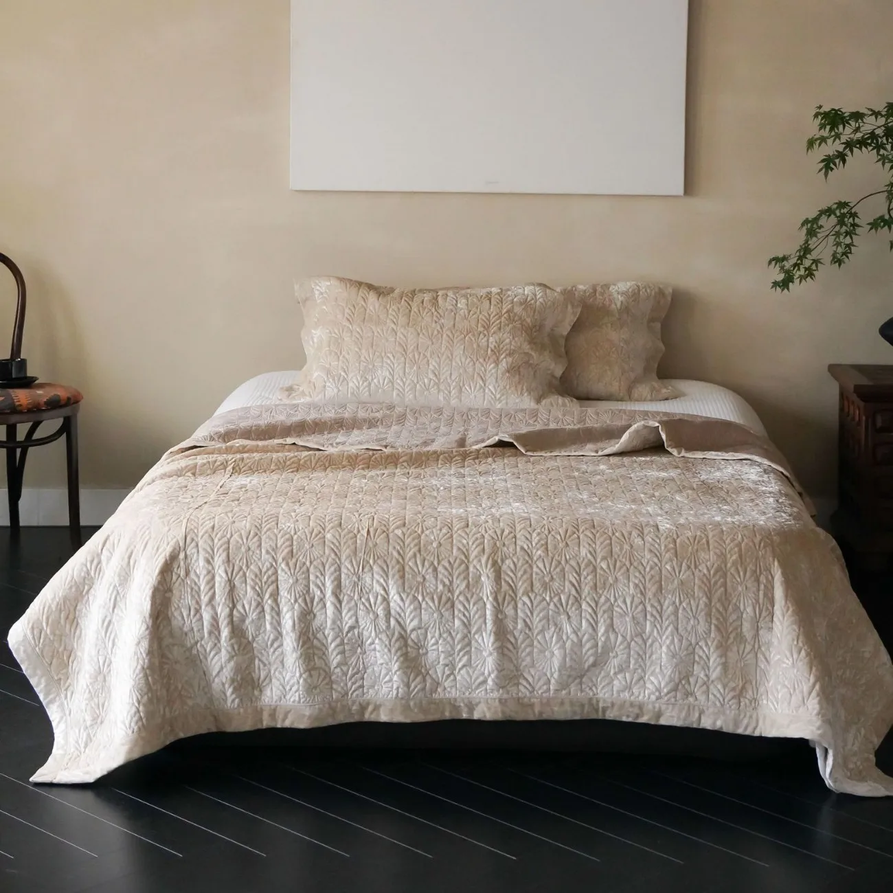 

Luxury Velvet Quilt Set with Elegant Stitching - Ultra Soft Reversible Winter Bedspread Coverlet, 3-Piece Bedding Ensemble