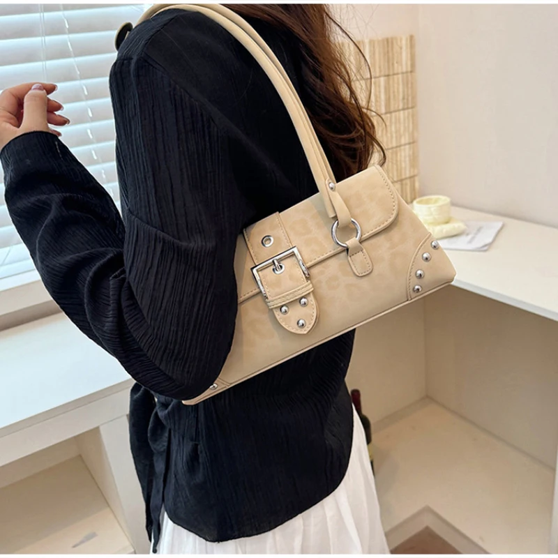 Leopardenmuster-Nieten-Unterarm-Schultertasche, Damen Vintage-Handtasche mit Schnallendesign, Y2k Mädchen Mode Party Retro Metall-Nieten-Handtasche – Detail 14