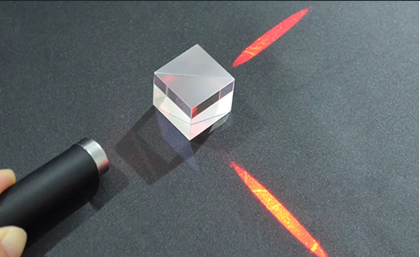 Prismi divisori a raggi cubici Banda larga a infrarossi 600-1100 nm Pellicola ad alta trasmittanza Semitrasparente e semiflettente