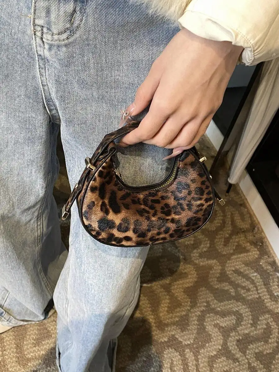 

Мини-сумка через плечо с леопардовым принтом, цепочкой и металлическими элементами