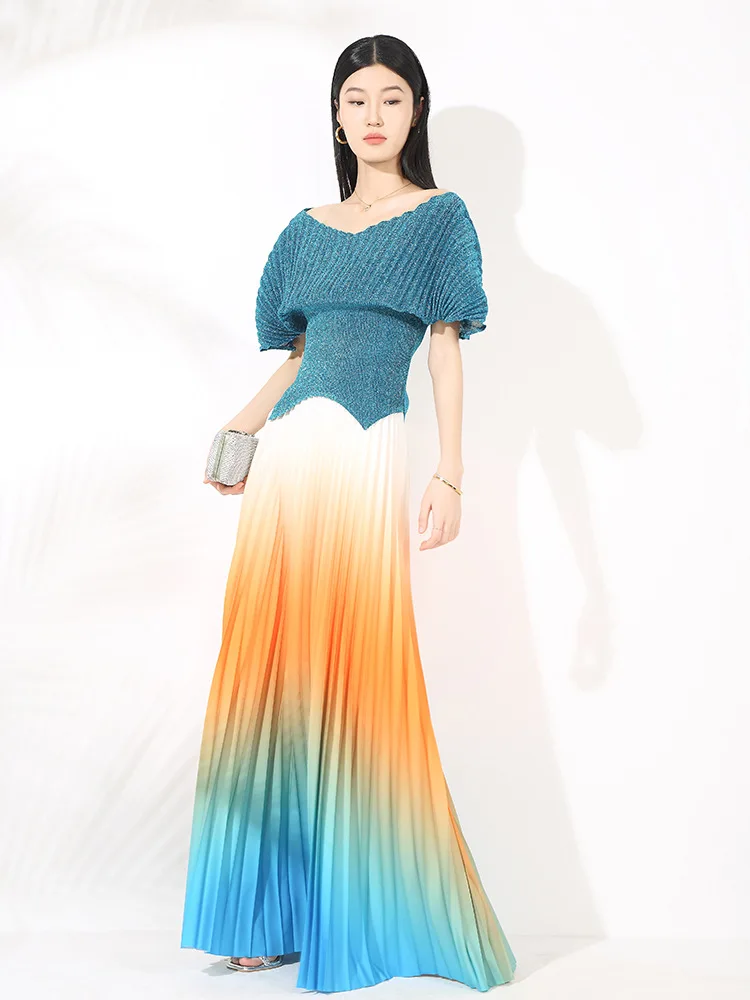 MIYAKE Rimpelset voor dames met een slim fit en een glanzende top met korte mouwen. Geplooide rok met hoge taille en kleurverloop [ 20252026