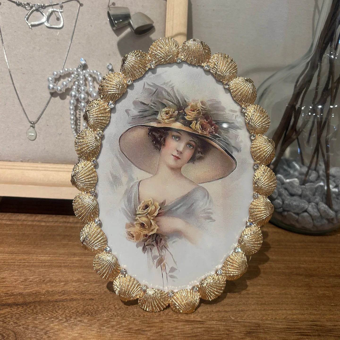 New Oval Shell Shaped Metal Photo Frame Retro Luxury Style Photo Studio Photo Props Creativity Desktop Ornament Home Decoration