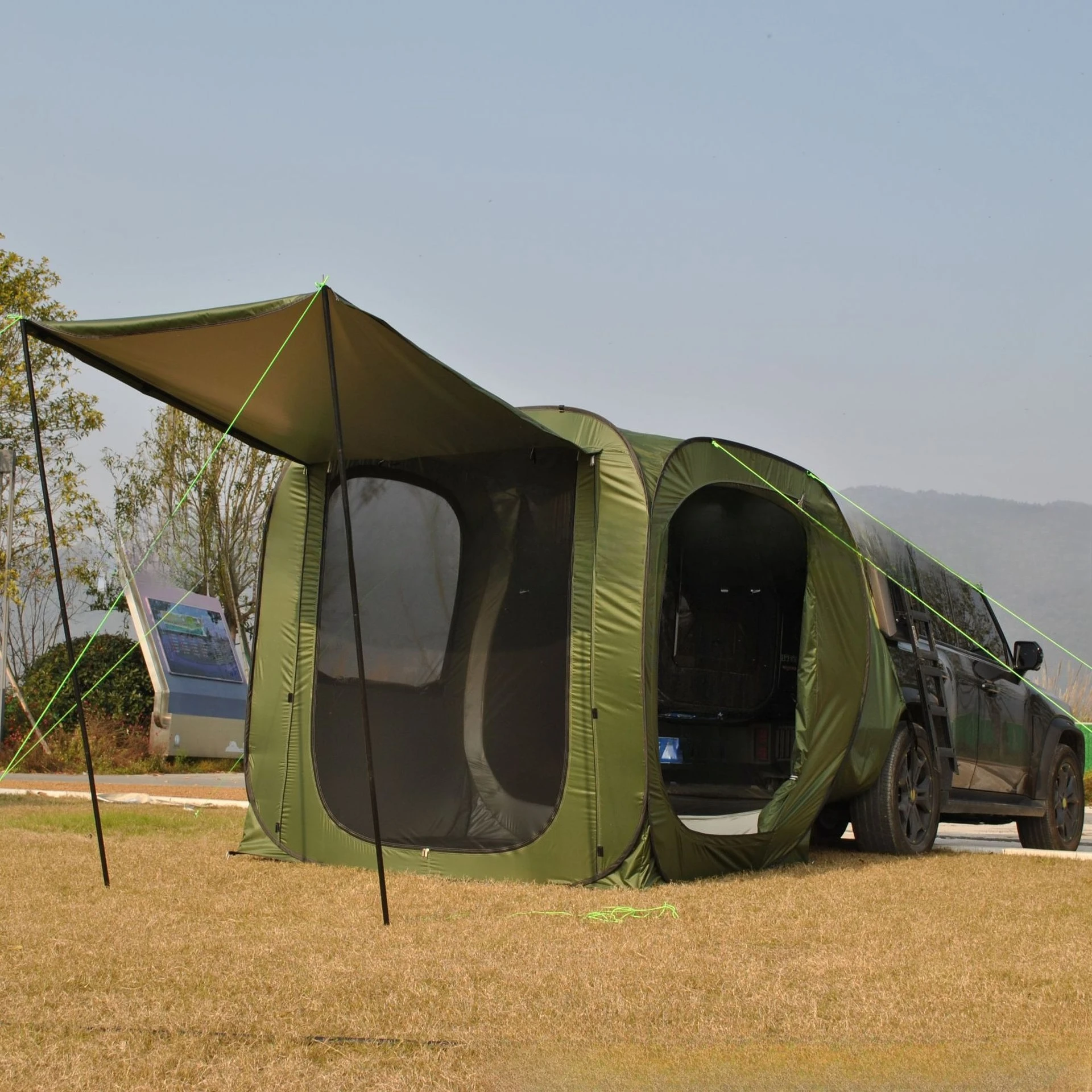 No need to build a rear tent, pop open the automatic tent at the rear of the car, open the air-conditioned tent