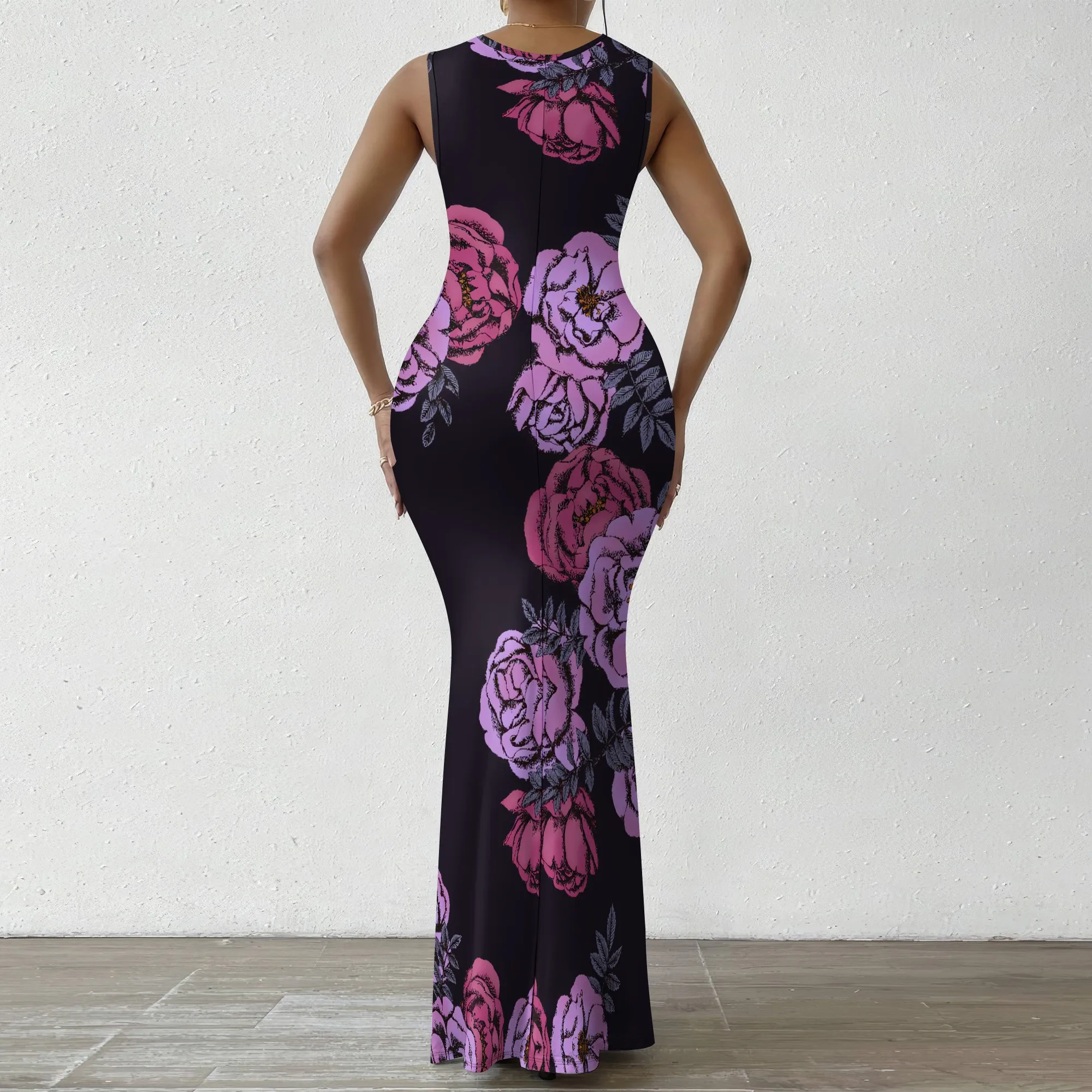 Damska sukienka maxi bez rękawów z dekoltem w szpic, czarna z różowo-fioletowym kwiatowym nadrukiem, elegancka suknia wieczorowa