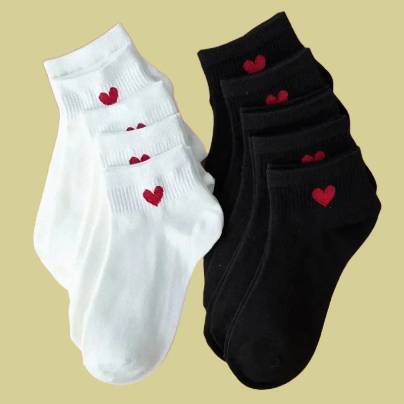 Chaussettes courtes en coton à tube bas pour femmes, chaussettes de rinçage noires et blanches, chaussettes de bateau mignonnes, coeur d'amour, collège, haute qualité, nouvelle mode, 5/10 paires