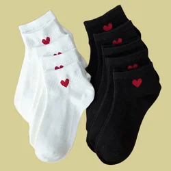 5/10 Paare neue Mode hochwertige schwarze weiße Söckchen Frauen Low Tube Baumwolle Boots socken süße Liebe Herz College kurze Socken