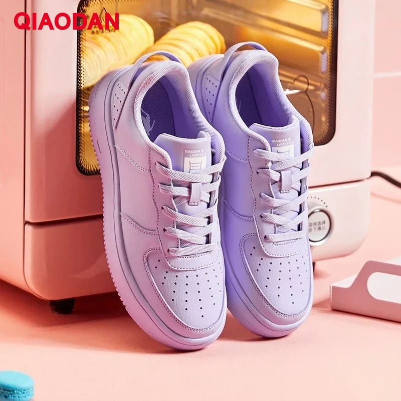 QIAODAN Leather Skateboarding Shoes for Women 2025 New 4 Color Patchwork Female Casual Versatile Sport Sneakers XM2690550B