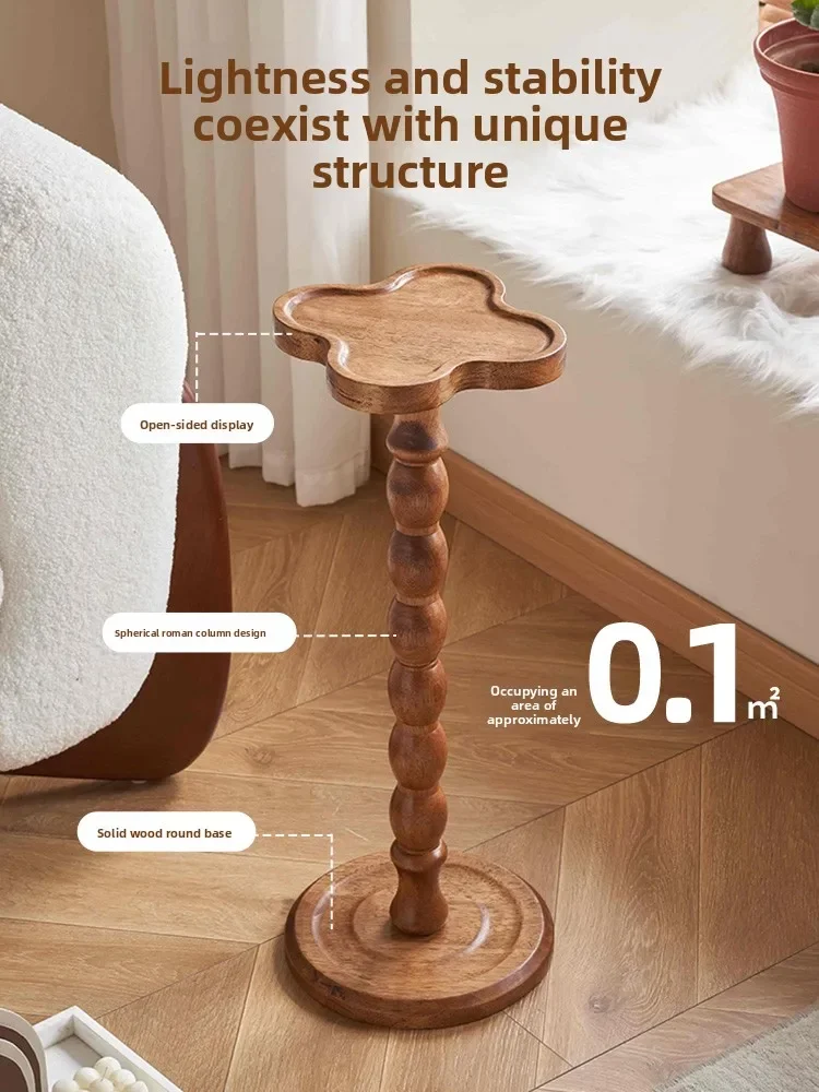 Solid wood retro style corner, a few light luxury mini sofas, a few sides of the cup, a few extremely narrow candlesticks