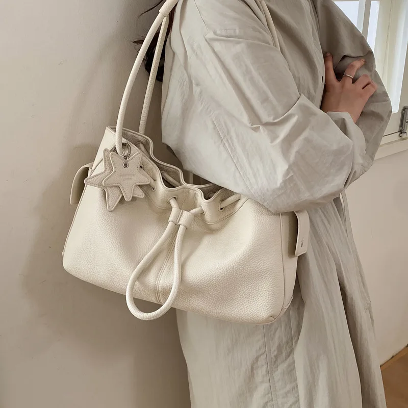 

Женская сумка из искусственной кожи, модная, вместительная, для поездок на работу, простая сумка на одно плечо с завязками и застежкой, женская сумка-тоут.