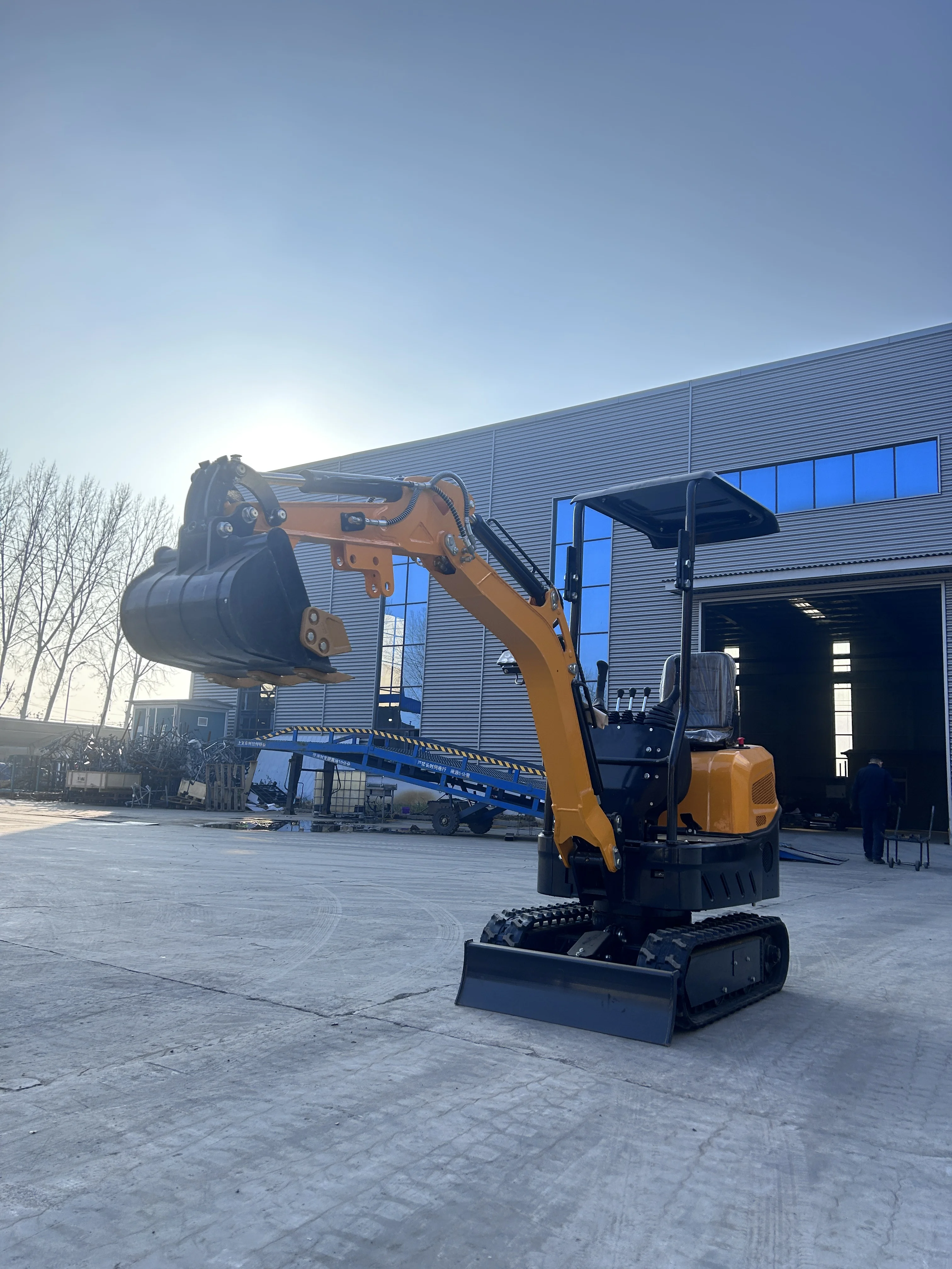 1.2 ton compact small excavator with 8.6kW power used for digging trenches in narrow spaces in gardens and courtyards