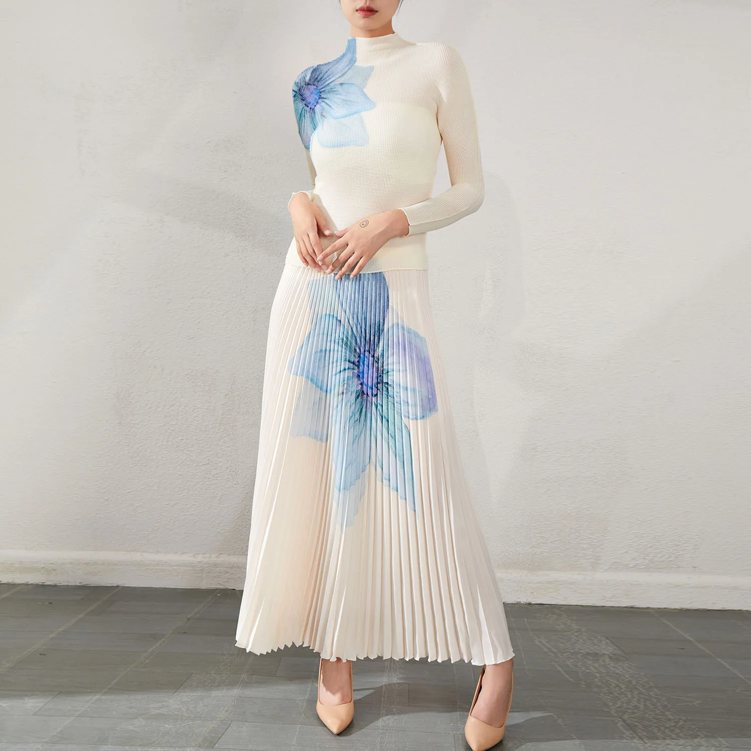 

Floral Pleated T-Shirt Midi Skirt Set Women's Fashion Ensemble High Design Sense Midi Skirt Long Sleeve Commute Style