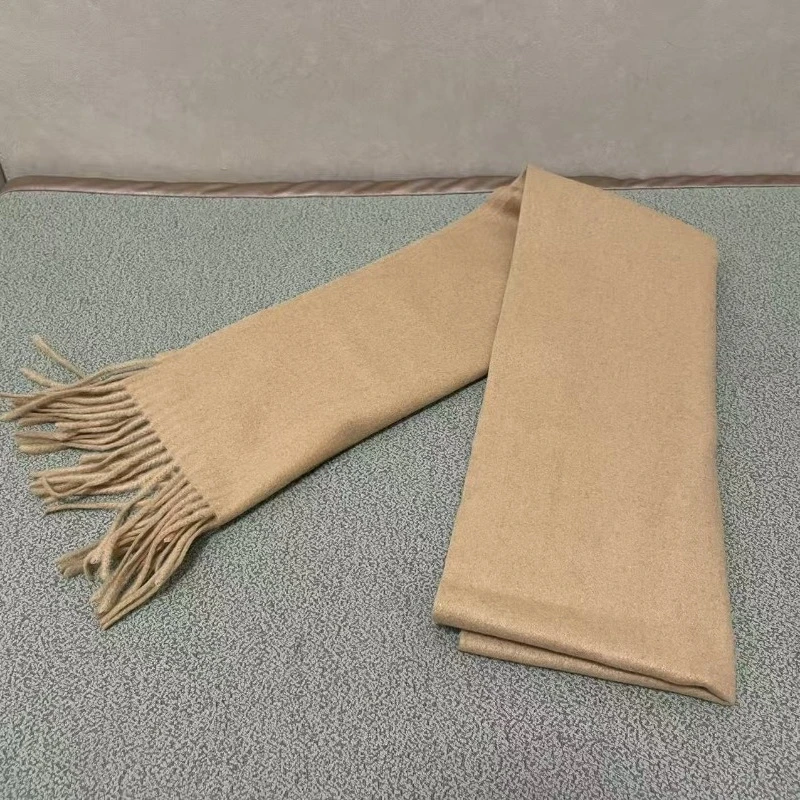 Sciarpa in cashmere ricamata con nuova lettera, tinta unita con sciarpa con etichetta, sciarpa calda e universale resistente al freddo per uomo e donna