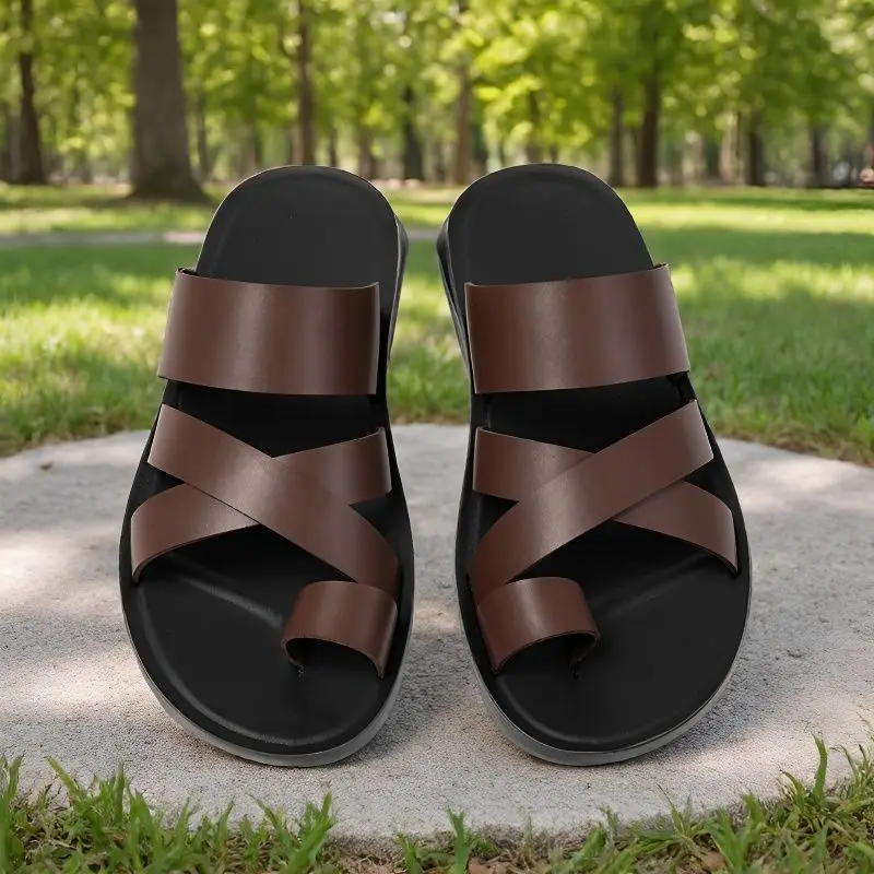 Weiche und bequeme Herrenhausschuhe eignen sich für den täglichen Gebrauch zu Hause, im Freien und für die Freizeit. Neue coole Herren-Sandalen. – Detail 1