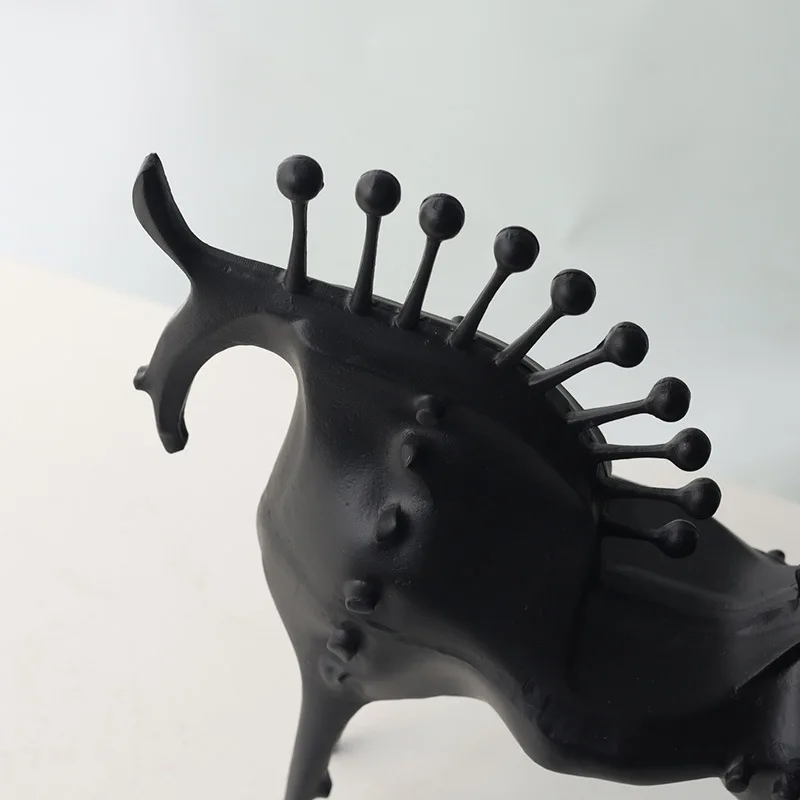 Metal Crafts, Decorative Dolls, Abstract Horseradish Horse Dolls, Miniature Artificial Animal Sculptures, Home Decoration