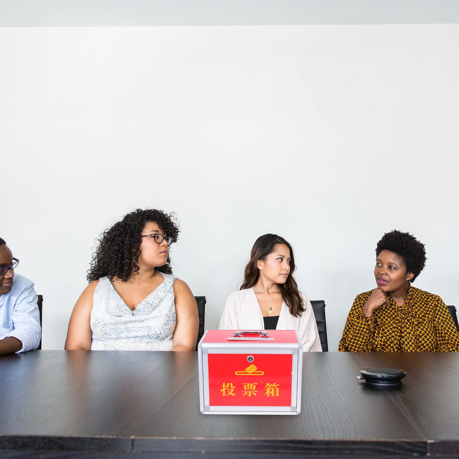 1 szt. Czerwona Przenośna Skrzynia Wyborcza z Aluminiowymi Krawędziami Praktyczna Wielofunkcyjna Jasna Świąteczna Skrzynia na Głosy Skrzynia do Zbierania Głosów