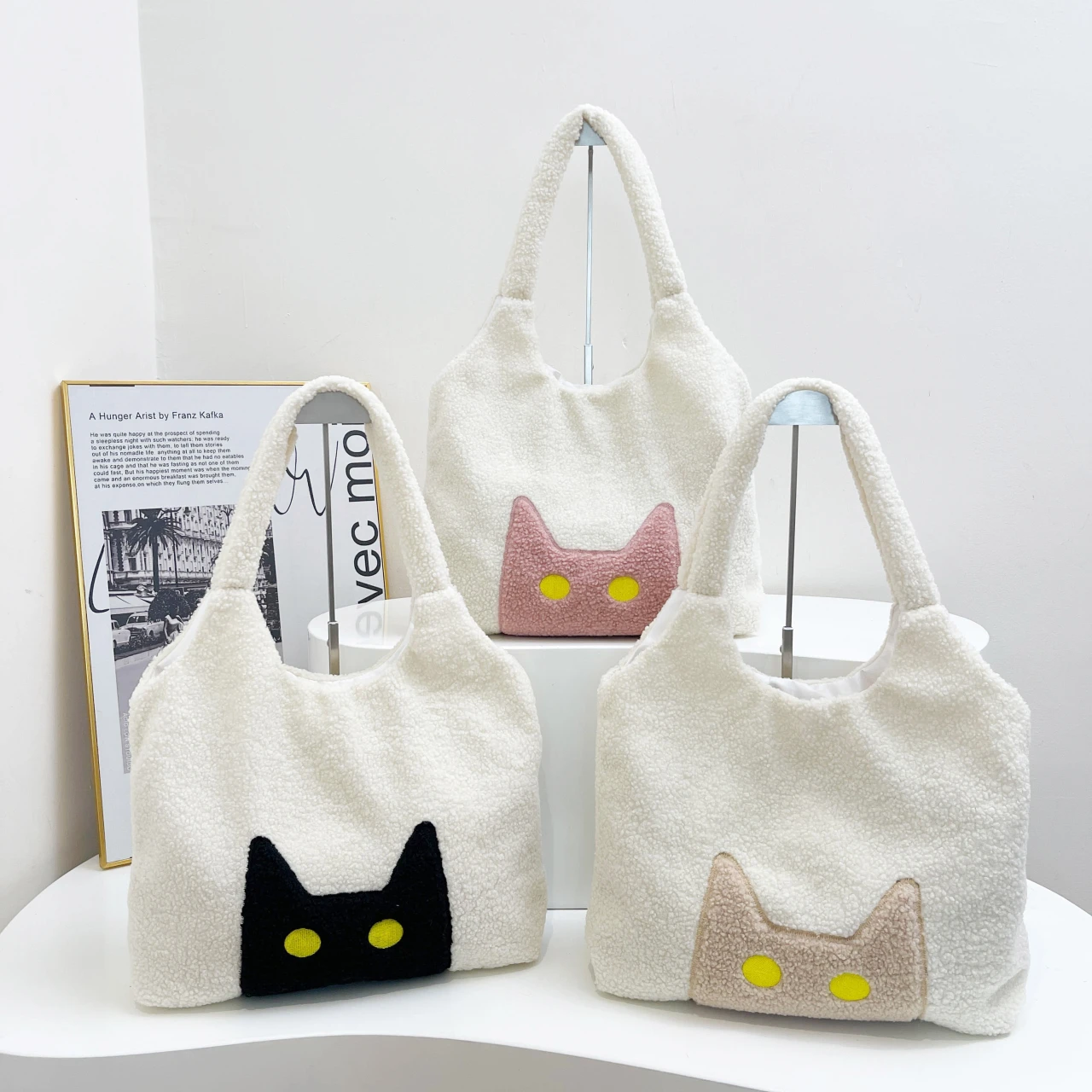 

2024 new plush cartoon cat niche high-end sense large capacity women's commuting shoulder tote bag