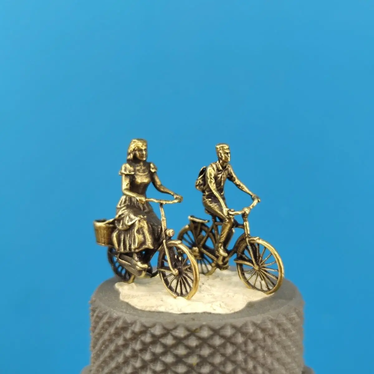 Brass Couple Riding Shared Bicycle Miniature Landscape 1/64 Scale Figurine Model Scene Sandbox Small Artificial Scenery Ornament