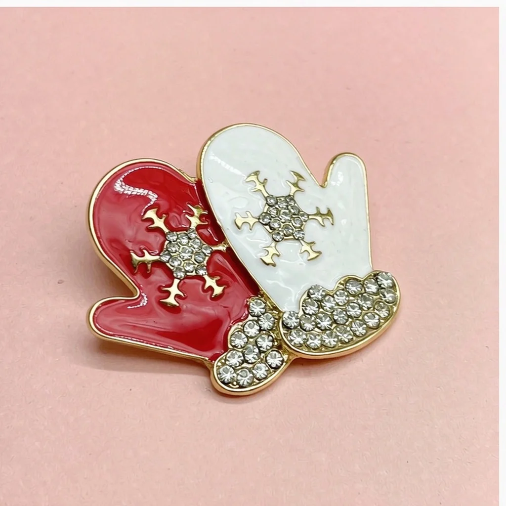2026 Exquisite Brooch, Unique Anti-Exposure Accessory, Shoe Surface Metal Badge, Commuter Hidden Button, Anti-Exposure Gadget, Niche French-Themed Brooch, Christmas Silk Clip, Bag Accessory, Collar Pin, DIY Tie Accessory, Clothing Embellishment, Corsage, Shoe Badge, Couple's Accessory