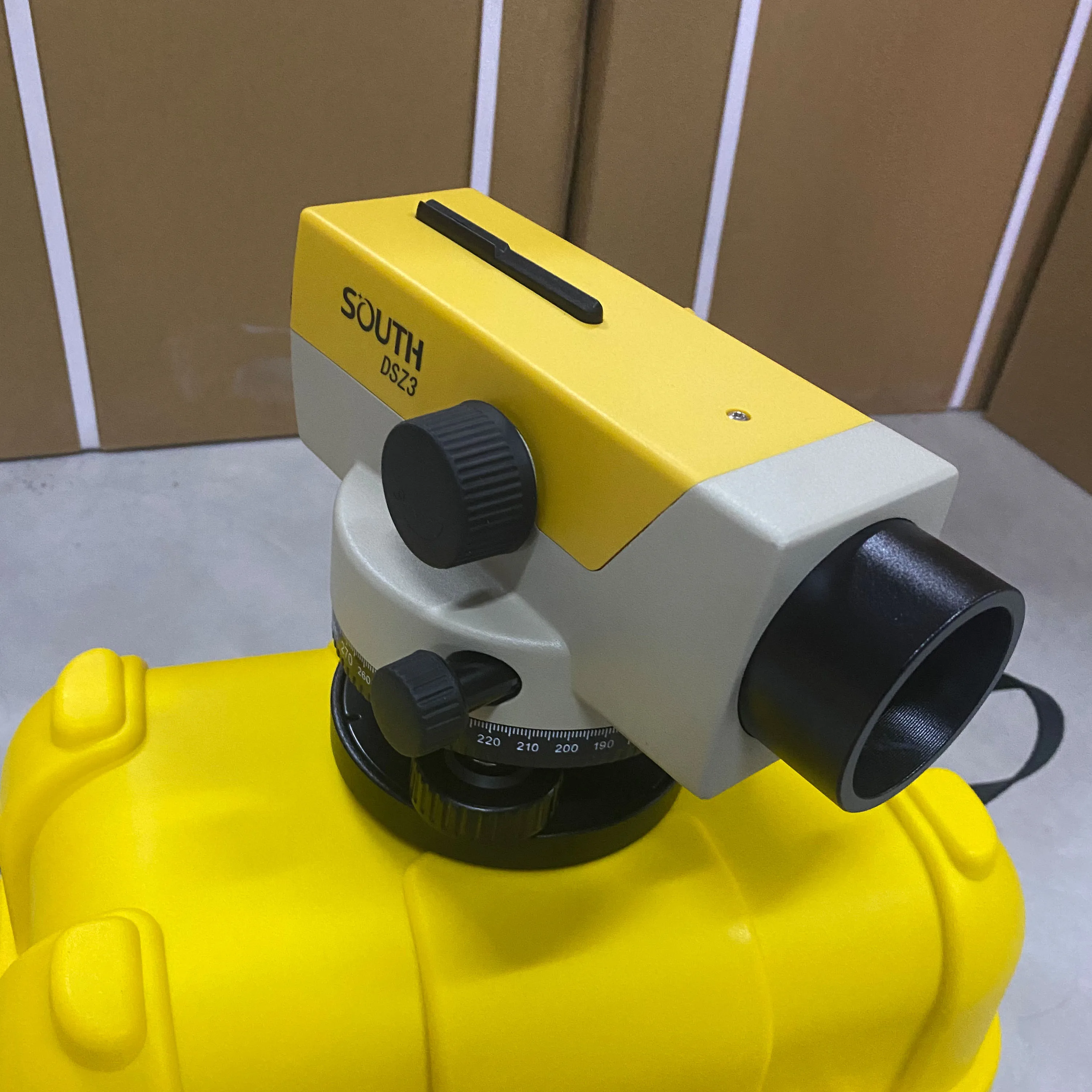 Precyzyjny poziomica automatyczna DSZ3 South, narzędzie do inżynierii geodezyjnej i mapowania, jest wygodne do przenoszenia.