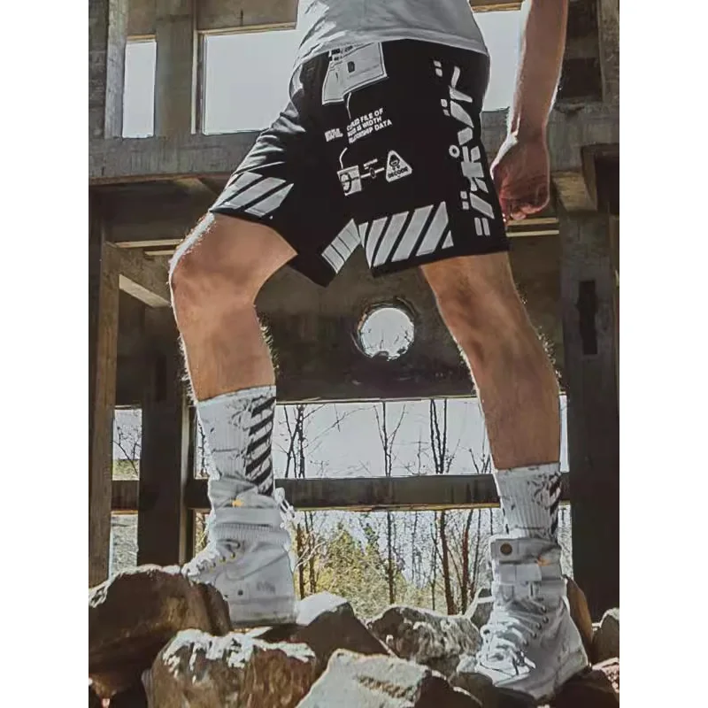 شورت صيفي جديد لعام 2025 للرجال موضة ملابس الشارع الشهير سراويل رياضية مطبوعة إبداعية سراويل قصيرة بخصر مطاطي للرجال