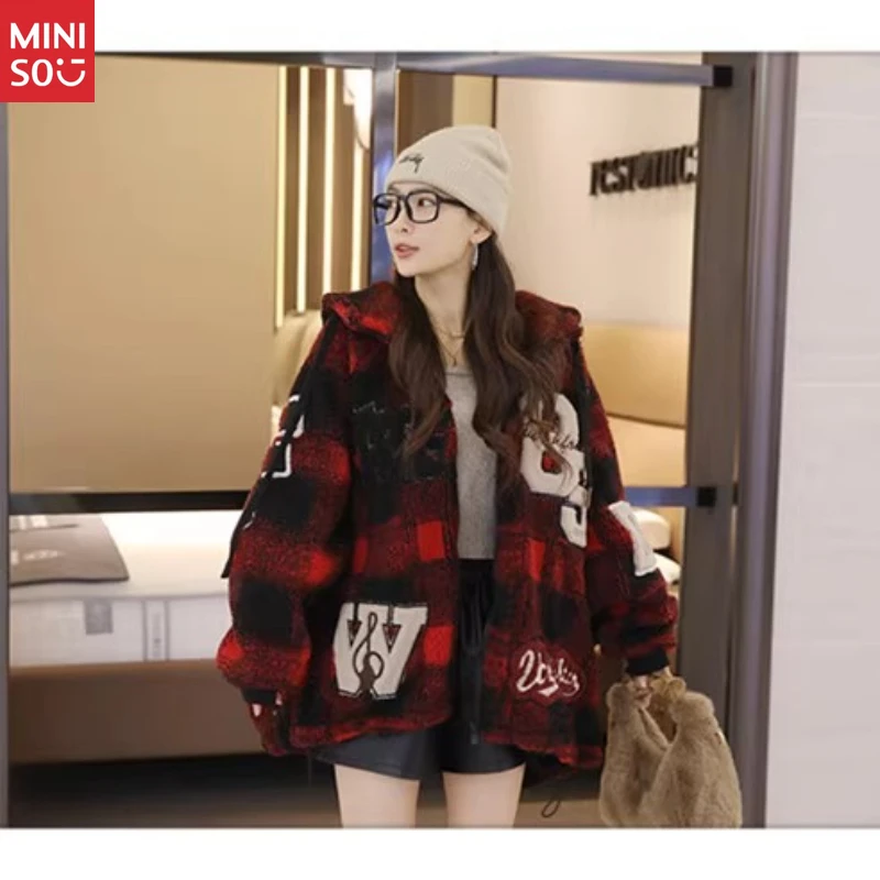 معطف شيربا نسائي منقوش باللون الأحمر من Miniso، سترة سروال قصير بغطاء للرأس على الطراز البريطاني العتيق لفصل الشتاء #6