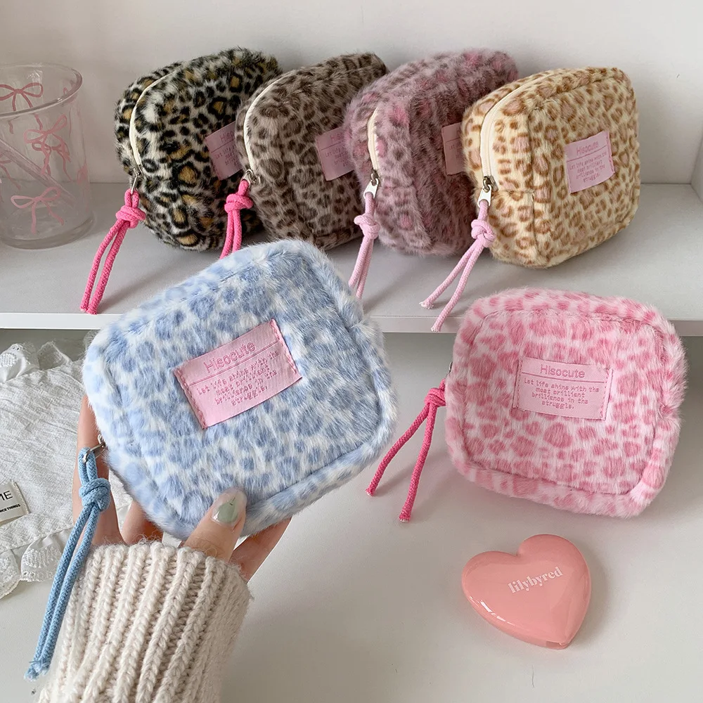 Bolsa de maquillaje con estampado de leopardo cuadrado de felpa Retro a la moda, bonita bolsa de algodón sanitario portátil para chica de invierno, billetera de almacenamiento, regalo para mujer ﻿