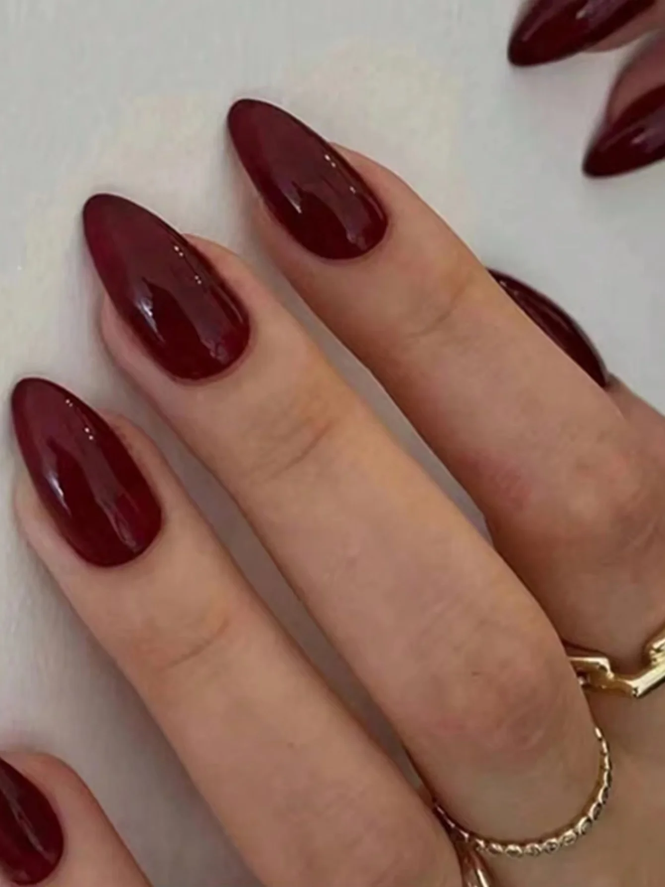 24個/セット シンプルなワインレッドの付け爪 ミディアム丈アーモンド型プレスオンネイル アート装着可能 ラウンドヘッドオーバルフルカバーつけ爪チップ