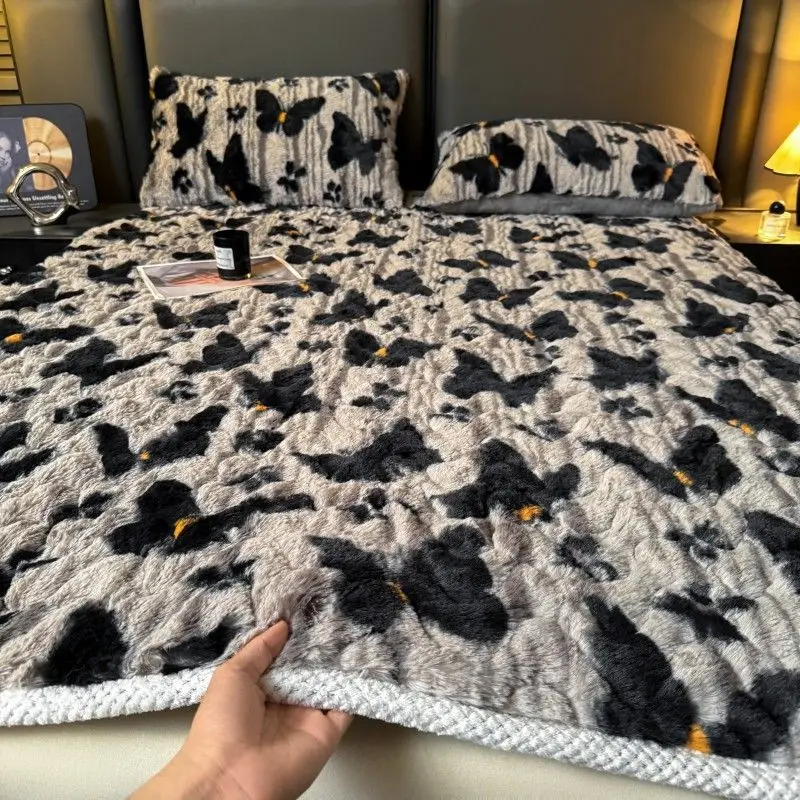 Breathable Foldable Velvet Mattress Topper Non-slip Quilted Fitted Bed Cover for Dormitory Winter Warm Tatami Mat with Straps