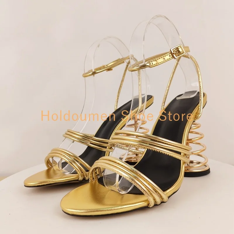 رواية فريدة من نوعها تويست لفائف تصميم غريب نمط كعب الصنادل قابل للتعديل حزام الكاحل موضة اللمحة تو الصيف عرض الأزياء الصنادل