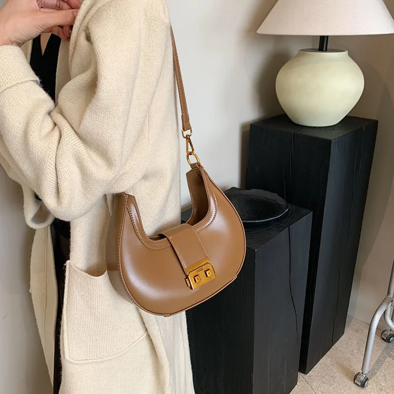 High End Chic Lock Buckle Design Crossbody Bag 2024 New Autumn/Winter Ladies Simple Versatile Underarm Bag Retro Elegant Handbag