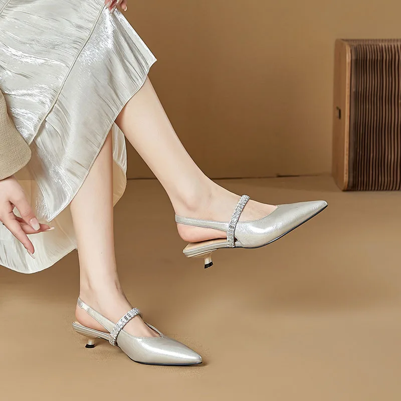 

Элегантные металлические туфли-лодочки 2026 года с острым носком и ремешком на пятке, украшенные стразами, на каблуке-рюмочке, для свадьбы и вечеринок