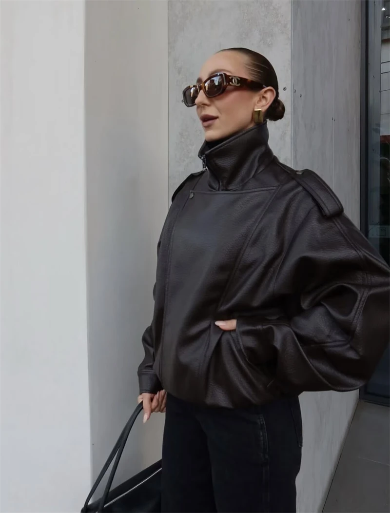 

KEYANKETIAN 2026, весенняя новая женская куртка из искусственной кожи, пальто, уличный стиль, украшение на эполете, асимметричная верхняя одежда на молнии, топ