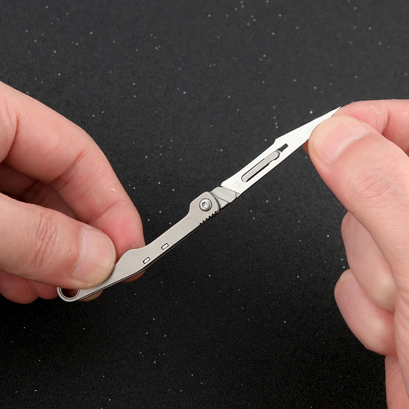 Imagem -04 - Mini Titanium Alloy Folding Surgical Knife Outdoor Camping Portable Edc Knife Vem com 10 Lâminas