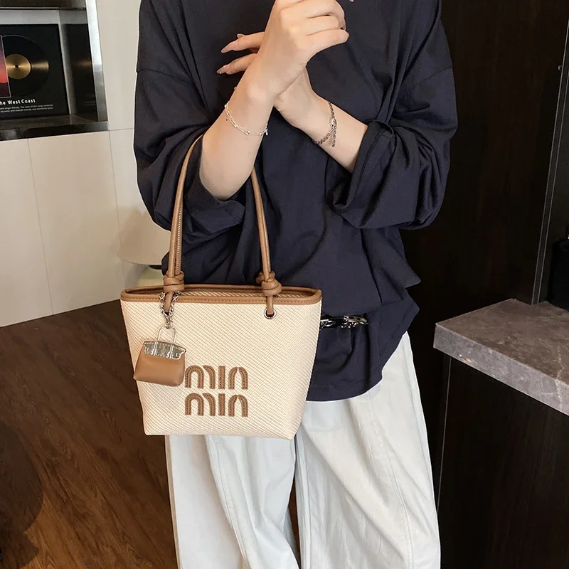 

Simple Solid Color Commuter Bag For Business Women Designed With Elegant Leather And Spacious Trendy Fashion