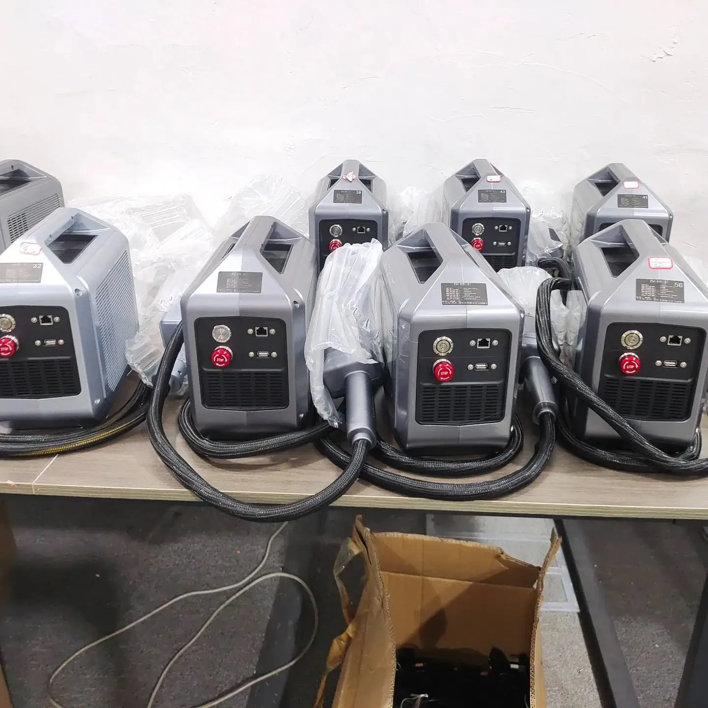 低価格20w 30wミニハンドヘルドファイバーマーキングマシン PVCプラスチックパイプ彫刻印刷用
