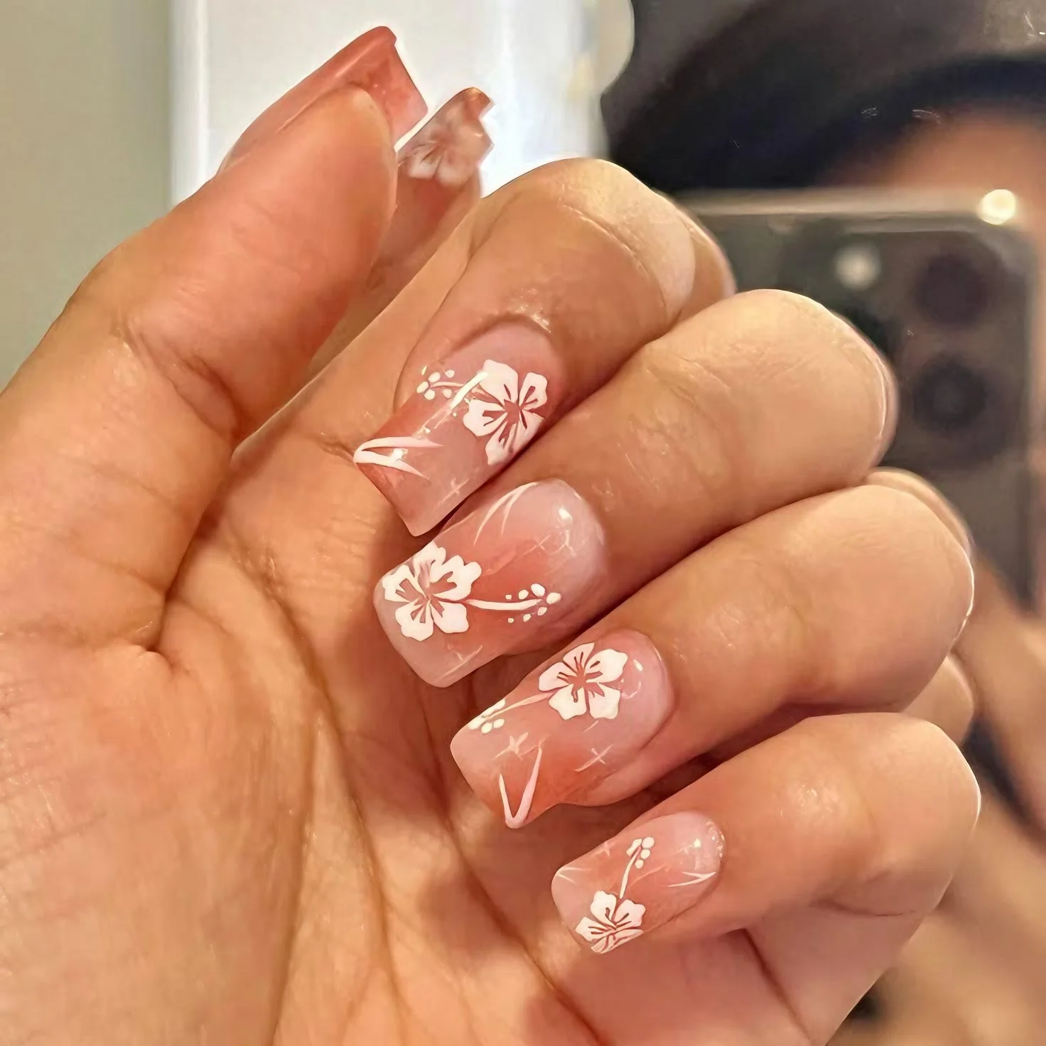 24 Stuks Blush Roze Pers Op Nagels Wit Franse Stijl Korte Vierkante Valse Nagel Tips Camellia Bloem Ontwerp Zoete Coole Nep Nagel Tips