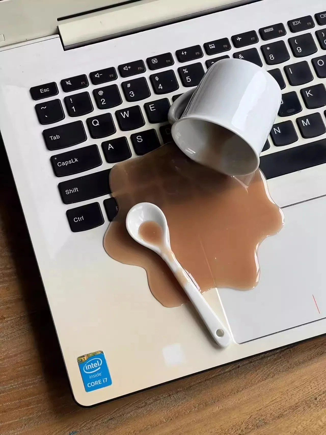 

Скульптура с кофе и песком, подставка для телефона, настольная декоративная игрушка, креативный подарок для розыгрыша, страшный дизайн, универсальная игрушка с несколькими углами