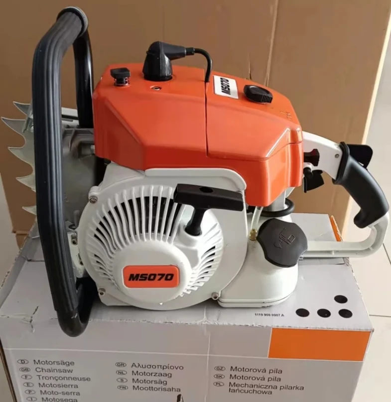 

Chain Saw 070 105.5cc Displacement Petrol Saw Multiple Guide Sizes 2-stroke Engine for Garden Yard Tree Cutting and Logging