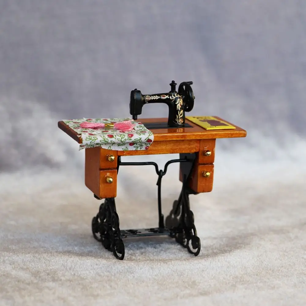 Vintage miniatuur naaimachine simulatie houten miniatuur meubilair mini met stoffen poppenhuisspeelgoed