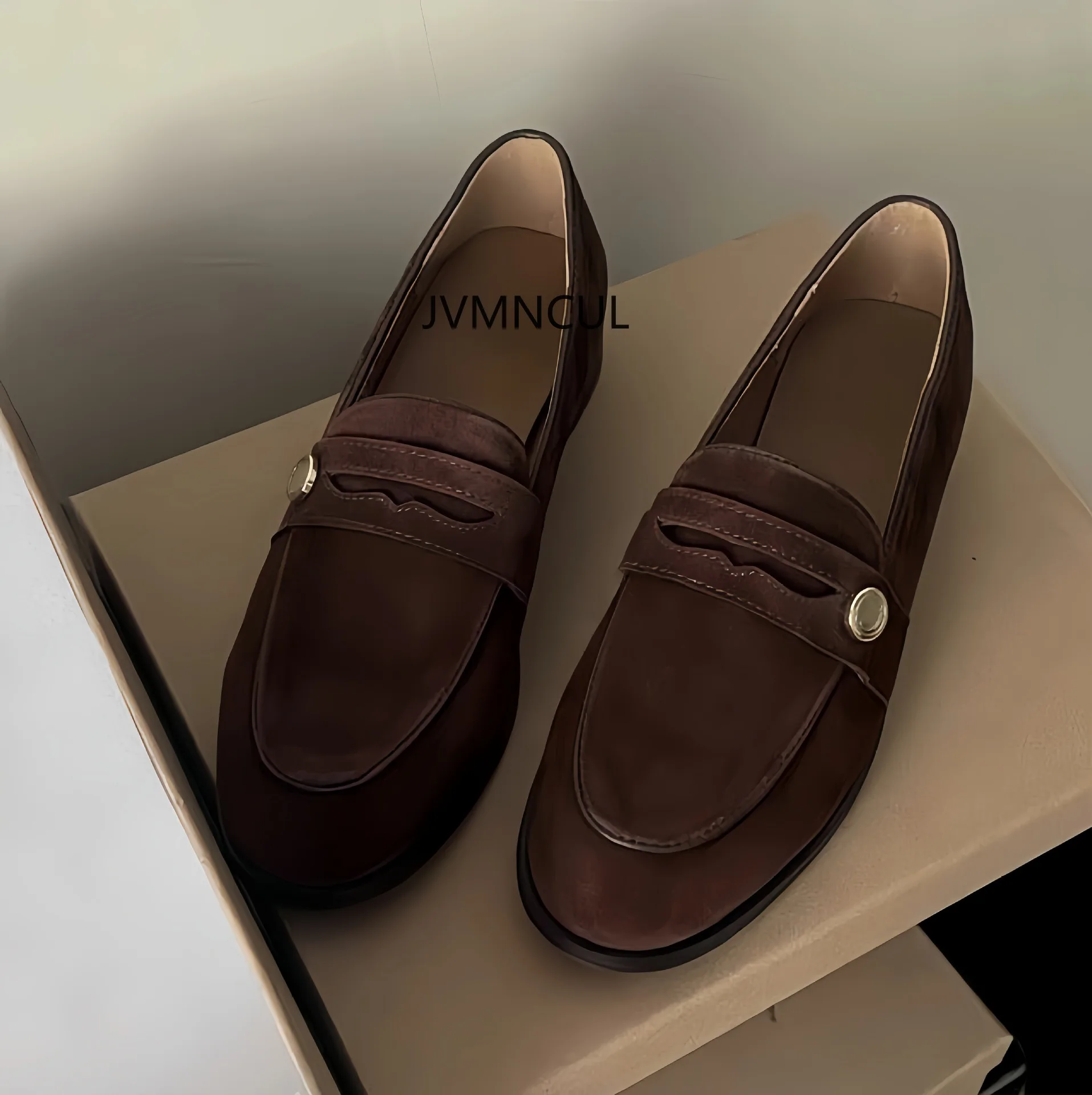 

Женские винтажные замшевые лоферы из натуральной овчины на плоской подошве с маленькой золотой пряжкой и одним ремешком в британском стиле