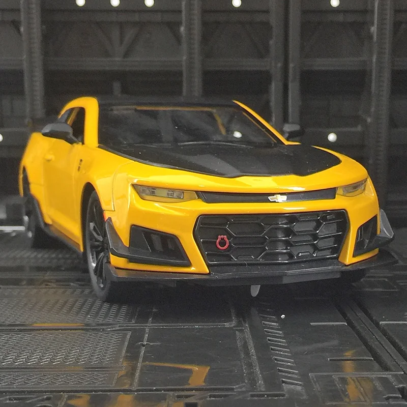 1:24 Chevrolet Camaro Bumblebee alloy supercar model doors and engine hood, trunk can be opened rich details, fine workmanship