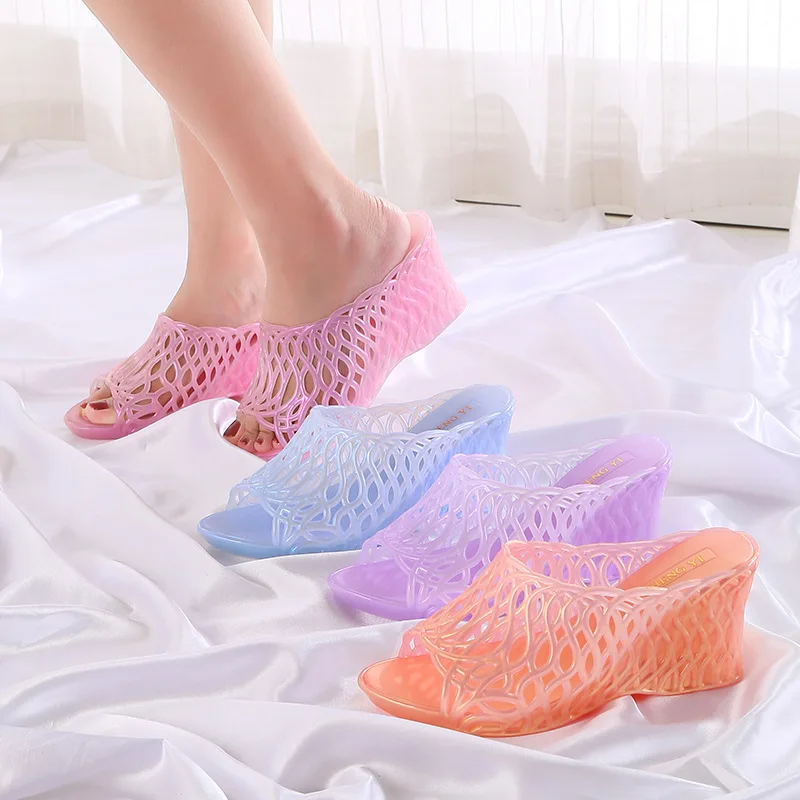 

Женские сетчатые сандалии на танкетке с кристаллами и жемчугом, переливающиеся желейные шлепанцы с вырезами, на высоком каблуке, с толстой подошвой, с защитой от запаха