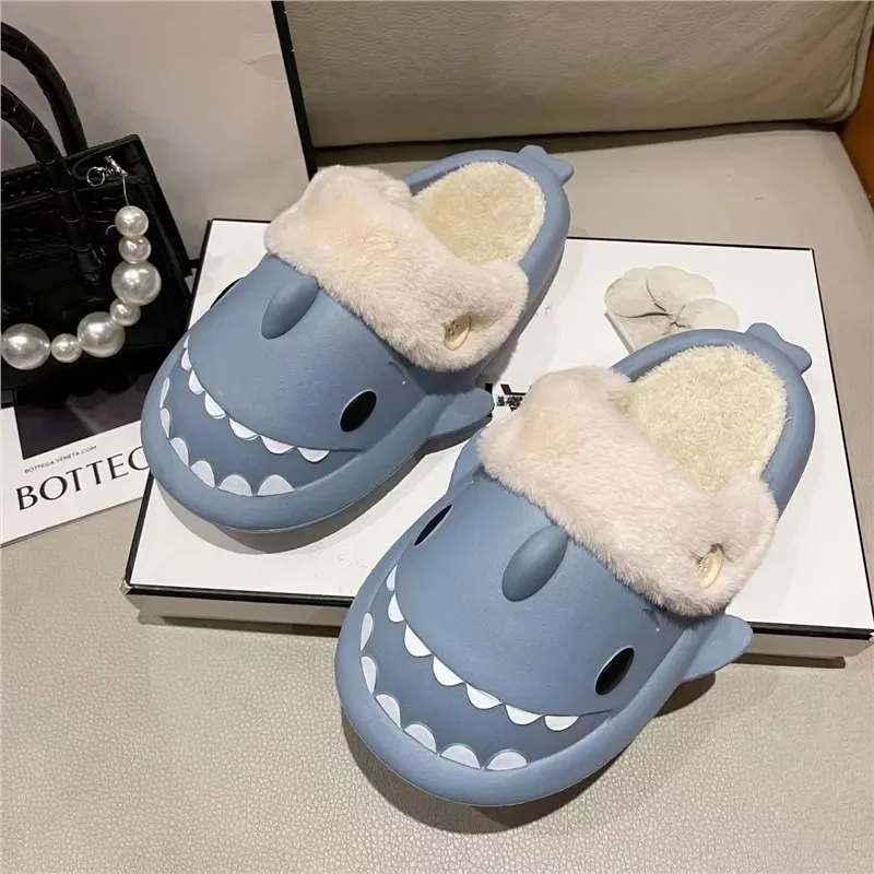 Zapatillas de algodón antideslizantes de fondo grueso para hombres y mujeres, toboganes de invierno para interiores y exteriores, zapatillas de felpa de dibujos animados para el hogar, cubierta cálida con punta de tiburón