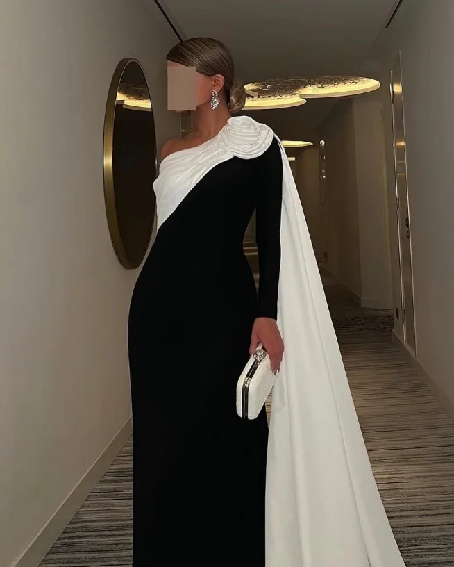 Maßgeschneiderte, hochwertige, rückenfreie, farbkontrastfarbene Hofschleppe in Schwarz und Weiß mit Falten, bodenlang, formell und elegant