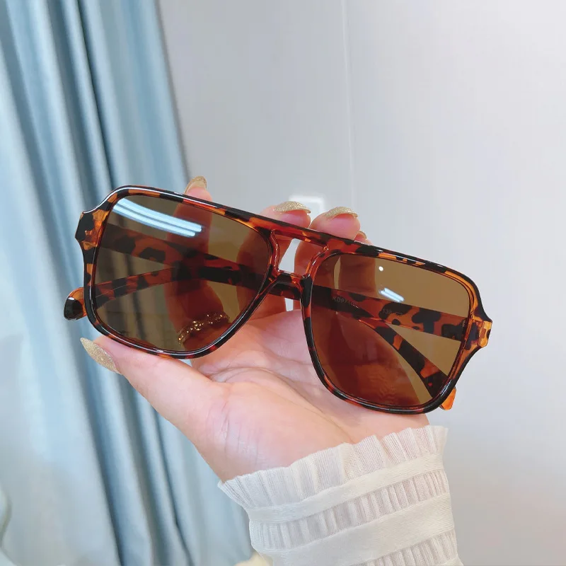 خمر مربع النظارات الشمسية للنساء الرجال الفاخرة العلامة التجارية مزدوجة الجسور النظارات الإناث الطيار نظارات شمسية UV400 السببية النظارات