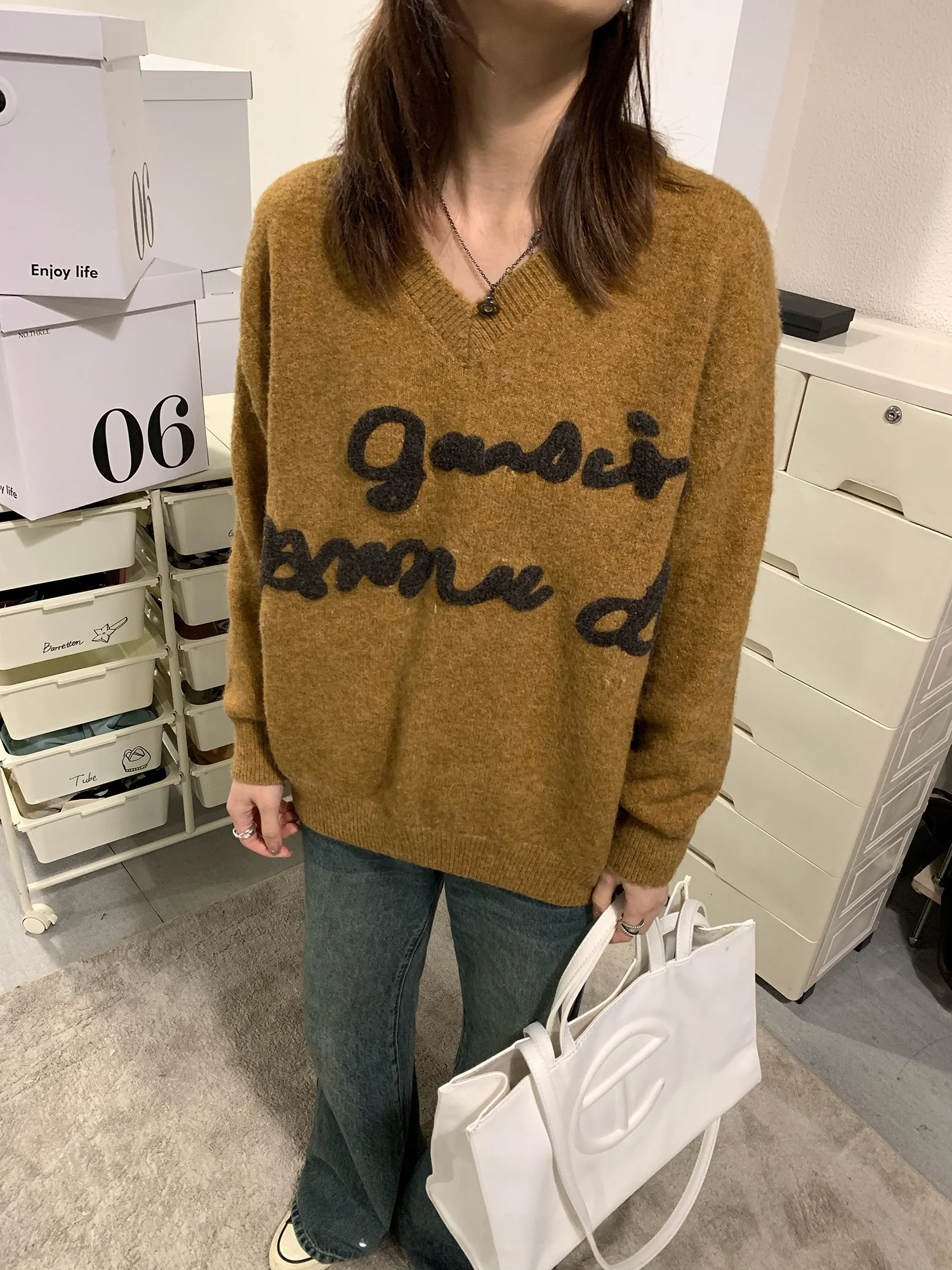 

Свитер Lely Mooch 23SS Orange Sunset с V-образным вырезом и вышивкой «Цветы на бархатном полотне», длинный рукав, стандартная длина, шерстяной трикотаж