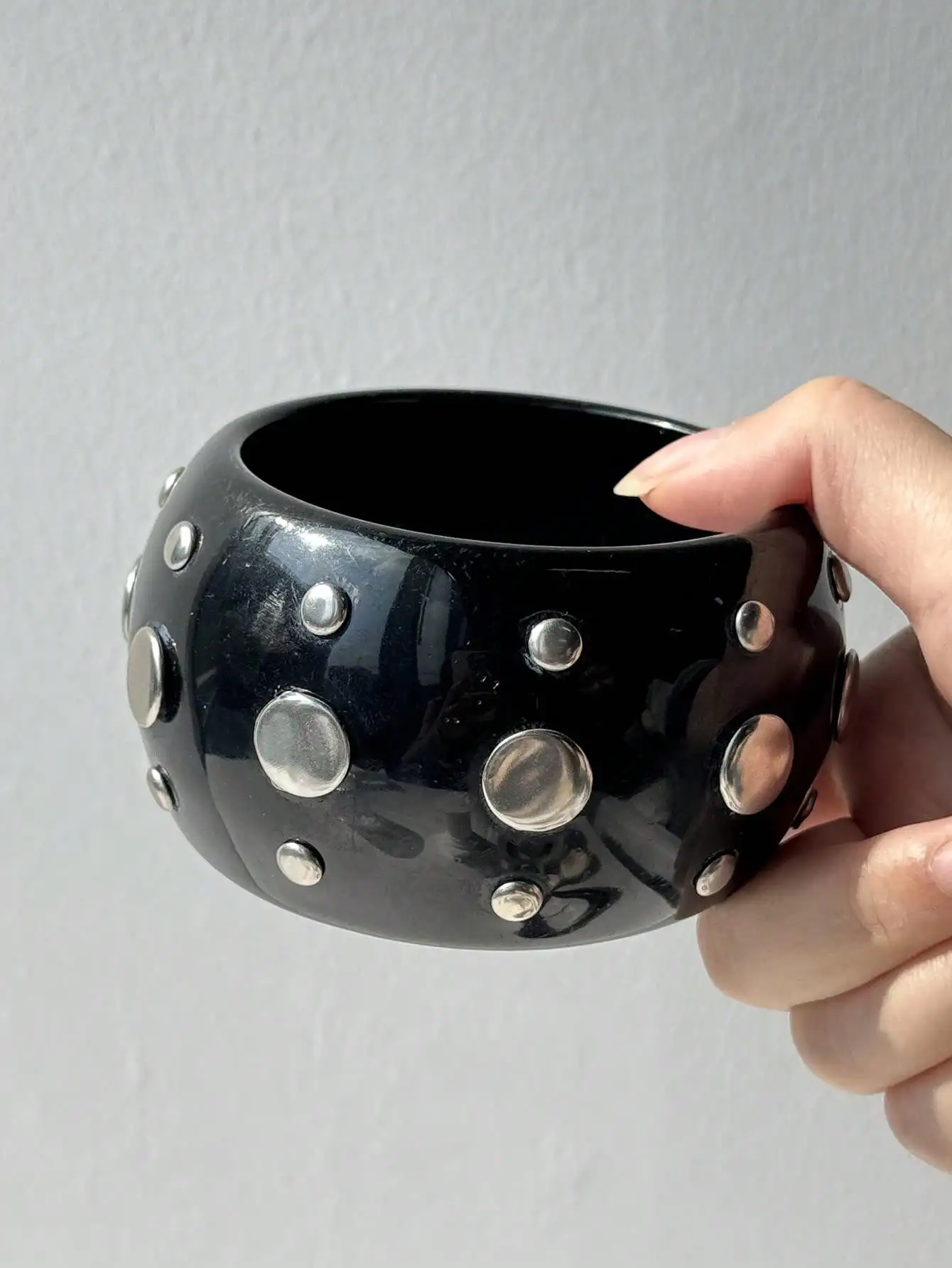 HUANZHI Schwarz-weißes, unregelmäßiges Harzarmband mit kühnem, trendigem Design, einzigartiger Punk-Stil, silberner Nietenverschluss, Damenschmuck – Detail 4